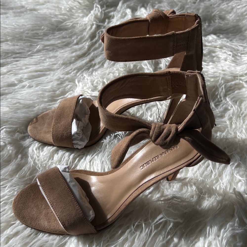 Banana Republic Tan Suede Bow Stiletto Heels
Sz 6.5 - Picture 8 of 10